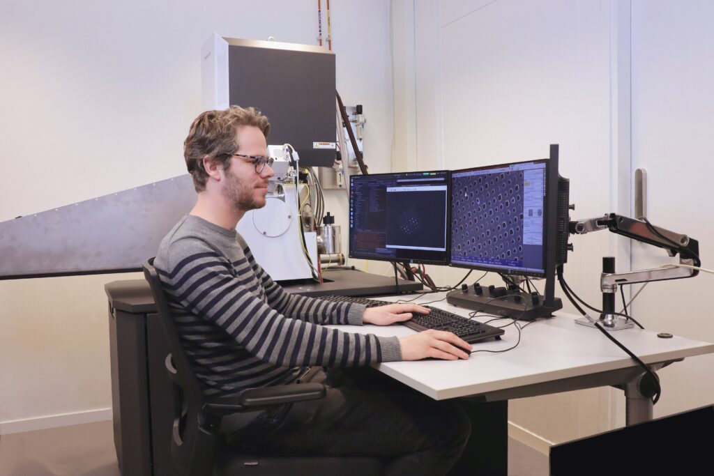 FAST-EM-multibeam-scanning-electron-microscope