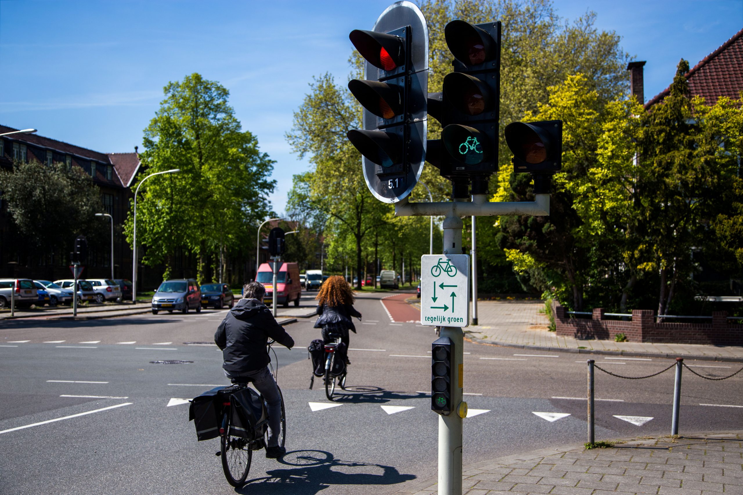 Fietsers in het verkeer na een stoplicht 